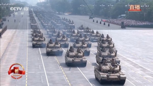 融通资产 地面突击方队“箭形”编组动地而来 新一代装甲装备尽显强大战力